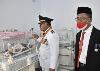 Wali Kota Gorontalo, Marten Taha, bersama Sekda Kota Gorontalo, Ismail Madjid, membesuk bayi yang lahir tepat di Hari Kemerdekaan RI.