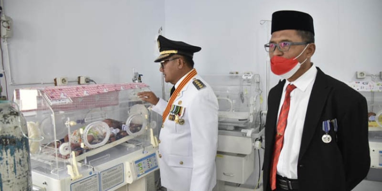 Wali Kota Gorontalo, Marten Taha, bersama Sekda Kota Gorontalo, Ismail Madjid, membesuk bayi yang lahir tepat di Hari Kemerdekaan RI.