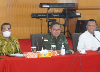 Wali Kota Gorontalo, Marten Taha (tengah), melakukan pertemuan dengan direksi BSG di Manado, Sulawesi Utara.