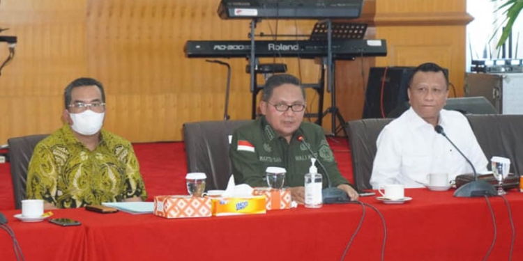 Wali Kota Gorontalo, Marten Taha (tengah), melakukan pertemuan dengan direksi BSG di Manado, Sulawesi Utara.