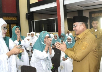 Wali Kota Gorontalo, Marten Taha menyambut jemaah haji Kota Gorontali, Senin (15/8/2022) (istimewa)