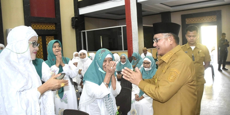 Wali Kota Gorontalo, Marten Taha menyambut jemaah haji Kota Gorontali, Senin (15/8/2022) (istimewa)