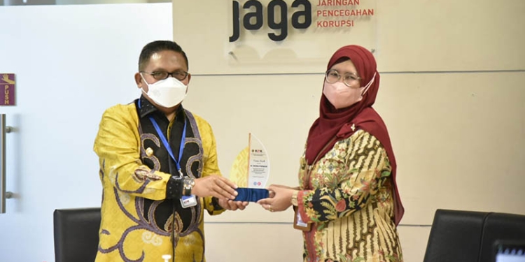Wali Kota Gorontalo, Marten Taha (Kanan) saat melakukan kunjungan kerja ke KPK RI, Kamis (11/8/2022). Foto: Humas