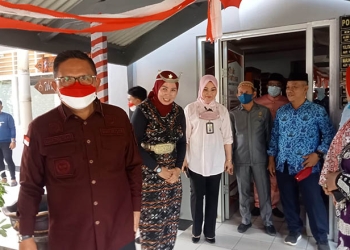 Wali Kota Gorontalo, Marten Taha saat meninjau alat kesehatan di poliklinik Lembaga pemasyarakatan (Lapas) Kelas II A Gorontalo. Rabu, (17/8/2022). Foto : Sari/gopos