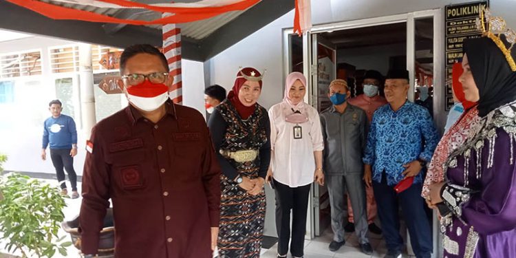 Wali Kota Gorontalo, Marten Taha saat meninjau alat kesehatan di poliklinik Lembaga pemasyarakatan (Lapas) Kelas II A Gorontalo. Rabu, (17/8/2022). Foto : Sari/gopos