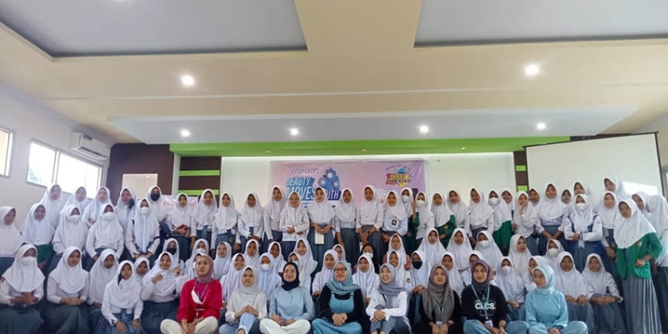 Puluhan siswi Sekolah Menengah Kejuruan (SMK) Negeri 1 Gorontalo mengikuti Wardah Beauty Moves Youth School Roadshow. (Sari/gopos)