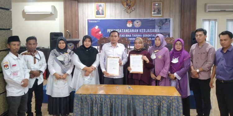 Penandatanganan kerja sama atau MoU antara pihak KPU Bone Bolango bersama UNBITA Gorontalo, Senin (1/8/2022) (muhajir/gopos)