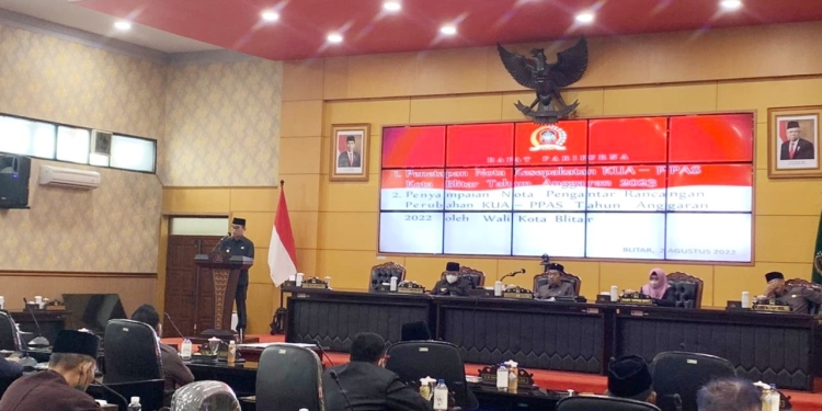 Wakil Wali Kota Blitar, Tjutjuk Sunario saat menyampaikan KUPA PPAS Perubahan Tahun 2022 (foto: thoha/gopos.id)