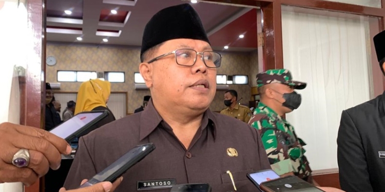Wali Kota Blitar, Santoso usai Rapat Paripurna di Kantor DPRD Kota Blitar, Selasa (2/8/2022). (thoha/gopos)