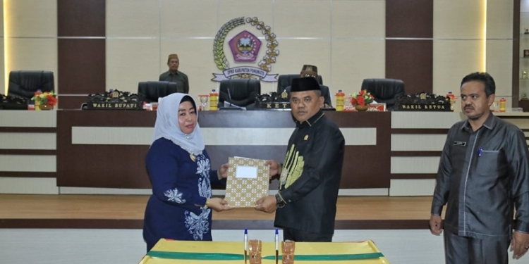 Ketua DPRD Pohuwato, Nasir Giasi, (tengah) bersama Wakil Bupati Pohuwato, Suharsi Igirisa (kiri) dan Sekda Pohuwato, Iskandar Datau (kanan) usai menandatangani pengesahan tiga Perda baru 2022, Jumat (5/8/2022). (istimewa)