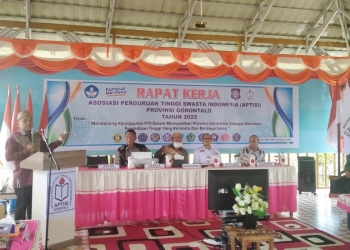 Ketua APTISI Wilayah XVI Provinsi Gorontalo, DR. Azis Rachman memaparkan rumusan program pada rapat kerja Pengurus APTISI Gorontalo periode 2022-2026 di Kampus II Universitas Bina Mandiri Gorontalo, Sabtu (6/8/2022). (muhajir/gopos)