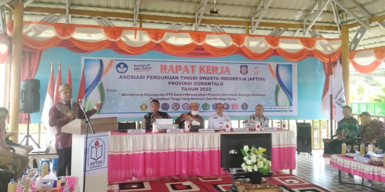 Ketua APTISI Wilayah XVI Provinsi Gorontalo, DR. Azis Rachman memaparkan rumusan program pada rapat kerja Pengurus APTISI Gorontalo periode 2022-2026 di Kampus II Universitas Bina Mandiri Gorontalo, Sabtu (6/8/2022). (muhajir/gopos)