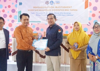 Ketua KPU Bone Bolango, Adnan Berahim menerima penghargaan dari UNBITA Gorontalo sebagai narasumber sekaligus bentuk kerja sama antara KPU Bone Bolango dan UNBITA Gorontalo, Selasa (9/8/2022) (istimewa)