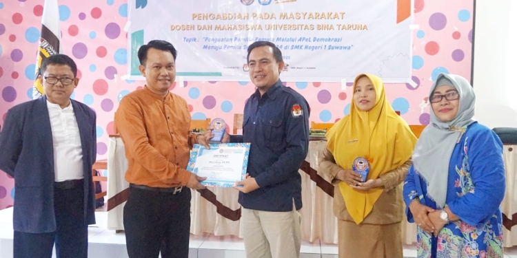 Ketua KPU Bone Bolango, Adnan Berahim menerima penghargaan dari UNBITA Gorontalo sebagai narasumber sekaligus bentuk kerja sama antara KPU Bone Bolango dan UNBITA Gorontalo, Selasa (9/8/2022) (istimewa)