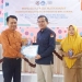 Ketua KPU Bone Bolango, Adnan Berahim menerima penghargaan dari UNBITA Gorontalo sebagai narasumber sekaligus bentuk kerja sama antara KPU Bone Bolango dan UNBITA Gorontalo, Selasa (9/8/2022) (istimewa)