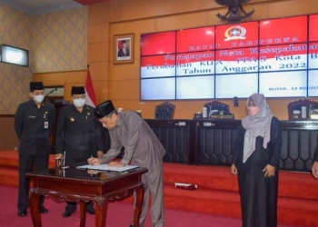 Penandatanganan Nota Perubahan KUA PPAS 2022 oleh Ketua DPRD Kota Blitar, Syahrul Alim, Jumat (12/8/2022). (foto: istimewa)