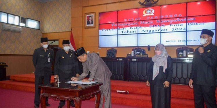 Penandatanganan Nota Perubahan KUA PPAS 2022 oleh Ketua DPRD Kota Blitar, Syahrul Alim, Jumat (12/8/2022). (foto: istimewa)