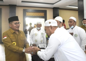 Wali Kota Gorontalo, Marten Taha menyambut jemaah haji Kota Gorontali, Senin (15/8/2022) (istimewa)