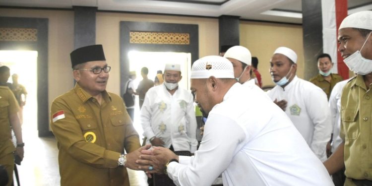 Wali Kota Gorontalo, Marten Taha menyambut jemaah haji Kota Gorontali, Senin (15/8/2022) (istimewa)