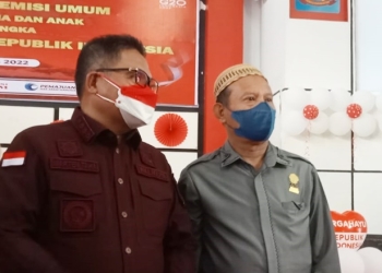 Aleg DPRD Kota Gorontalo, Heriyanto Thalib (Kanan) bersama Wali Kota Gorontalo, Marten Taha (Kiri) saat menghadiri penyerahan remisi umum bagi narapidana dan anak di Lapas Kelas II A Gorontalo. Rabu (17/8/2022). (sari/gopos)