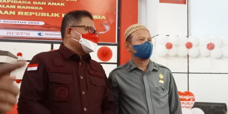 Aleg DPRD Kota Gorontalo, Heriyanto Thalib (Kanan) bersama Wali Kota Gorontalo, Marten Taha (Kiri) saat menghadiri penyerahan remisi umum bagi narapidana dan anak di Lapas Kelas II A Gorontalo. Rabu (17/8/2022). (sari/gopos)