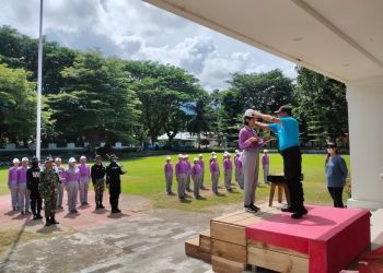 Iptu Djon K. Nusi saat memberikan latihan kepada 25 anggota Paskibraka Bone Bolango di halaman Kantor Bupati