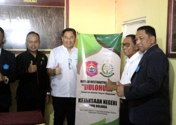 Bupati Hamim Pou saat menghadiri dan meresmikan rumah restorative justice “Dulohupa” Desa Ayula Selatan, Kecamatan Bulango Selatan, Bone Bolango, Sabtu (25/6/2022). (Foto Irul/Diskominfo)