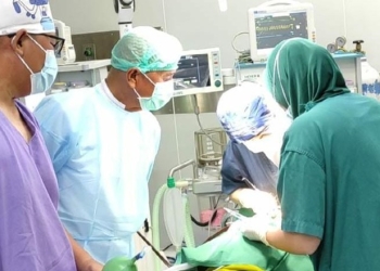 Bupati Pohuwato, Saipul Mbuinga, Menyaksikan Langsung Operasi Bibir Sumbing, dilaksanakan di Rumah Sakit Bumi Panua Pohuwato, Jumat (19/08/2022) (Yusuf/Gopos)