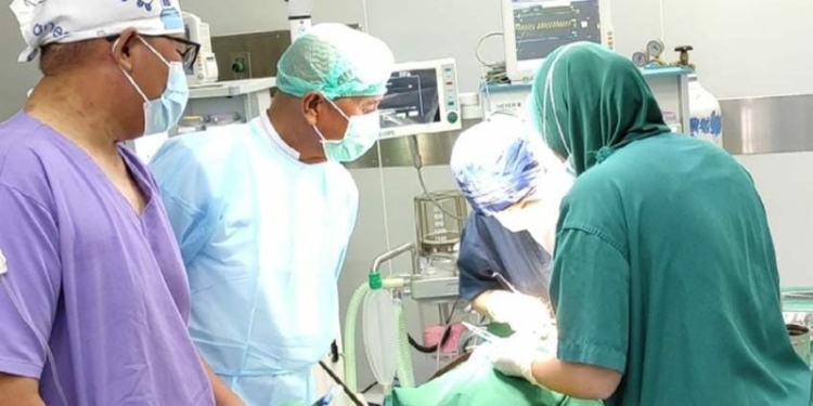 Bupati Pohuwato, Saipul Mbuinga, Menyaksikan Langsung Operasi Bibir Sumbing, dilaksanakan di Rumah Sakit Bumi Panua Pohuwato, Jumat (19/08/2022) (Yusuf/Gopos)