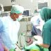 Bupati Pohuwato, Saipul Mbuinga, Menyaksikan Langsung Operasi Bibir Sumbing, dilaksanakan di Rumah Sakit Bumi Panua Pohuwato, Jumat (19/08/2022) (Yusuf/Gopos)