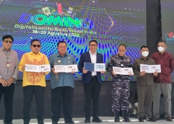 BI Gorontalo menyerahkan pengenalan uang rupiah baru kepada pimpinan daerah Kabupaten/Kota di Gorontalo saat pelaksanaan Pekan Qris Nasional, Jumat (19/8/2022) (muhajir/gopos)