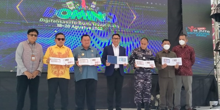 BI Gorontalo menyerahkan pengenalan uang rupiah baru kepada pimpinan daerah Kabupaten/Kota di Gorontalo saat pelaksanaan Pekan Qris Nasional, Jumat (19/8/2022) (muhajir/gopos)