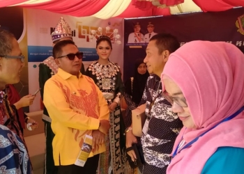 Wali Kota Gorontalo, Marten Taha meninjau stan Pemkot Gorontalo yang disediakan untuk pembayaran Retribusi Daerah secara digital pada kegiatan Pekan QRIS yang diselenggarakan oleh BI, Jumat (19/8/2022) di Lapangan Mall Gorontalo (muhajir/gopos)