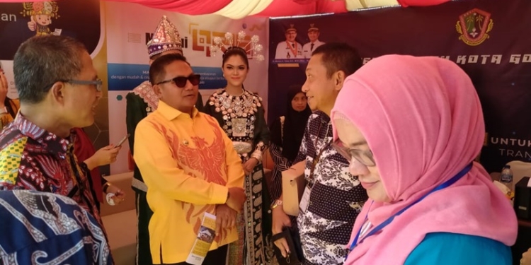 Wali Kota Gorontalo, Marten Taha meninjau stan Pemkot Gorontalo yang disediakan untuk pembayaran Retribusi Daerah secara digital pada kegiatan Pekan QRIS yang diselenggarakan oleh BI, Jumat (19/8/2022) di Lapangan Mall Gorontalo (muhajir/gopos)