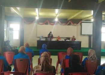Wakil Rektor I Bidang Akademik dan Kemahasiswaan, UNBITA Gorontalo, Dr. Lisda Van Gobel, MPA memberikan sambutan saat penarikan mahasiswa KKLP, Senin (22/8/2022) (muhajir/gopos)