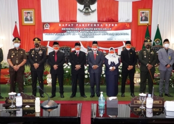 Ketua DPRD Kota Blitar dan jajaran Forpimda saat mengikuti Rapat Paripurna mendengarkan Pidato Kenegaraan di Graha Paripurna DPRD Kota Blitar, Selasa (16/8/2022). (Foto: Pemkot Blitar)