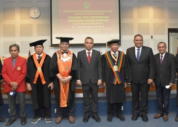 Funco Tanipu berpose bersama para penguji usai mempertahankan disertasinya yang berjudul Analisis Penyebaran Covid-19 Dengan Pendekatan Sosio-Kultural Masyarakat Gorontalo pada Selasa, (23/8/2022) di Universitas Hasanuddin Makassar (istimewa)