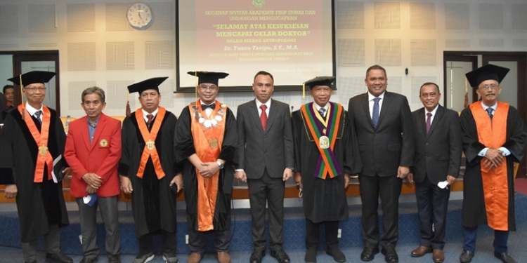 Funco Tanipu berpose bersama para penguji usai mempertahankan disertasinya yang berjudul Analisis Penyebaran Covid-19 Dengan Pendekatan Sosio-Kultural Masyarakat Gorontalo pada Selasa, (23/8/2022) di Universitas Hasanuddin Makassar (istimewa)