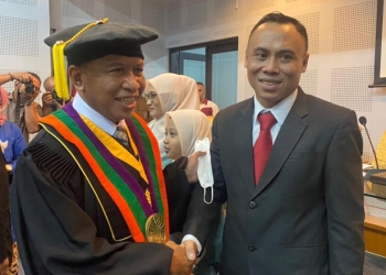 Dr. Funco Tanipu (kanan) berpose bersama Menpora, Zainudin Amali yang pada saat itu menjadi penguji disertasi Funco, Selasa (23/8/2022) (istimewa)