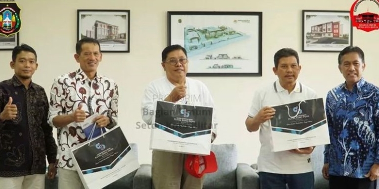 Wali Kota Blitar, Santoso (tengah) saat bersilaturahmi di Kampus AKN Putra Sang Fajar, Kota Blitar, Sabtu (20/8/2022). (foto: Bagian Umum Kota Blitar)