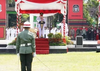 Wali Kota Blitar, Santoso saat menjadi inspektur upacara HUT ke-77 RI di Alun-alun Kota Blitar, Rabu (17/8/2022). (foto: Pemkot Blitar)