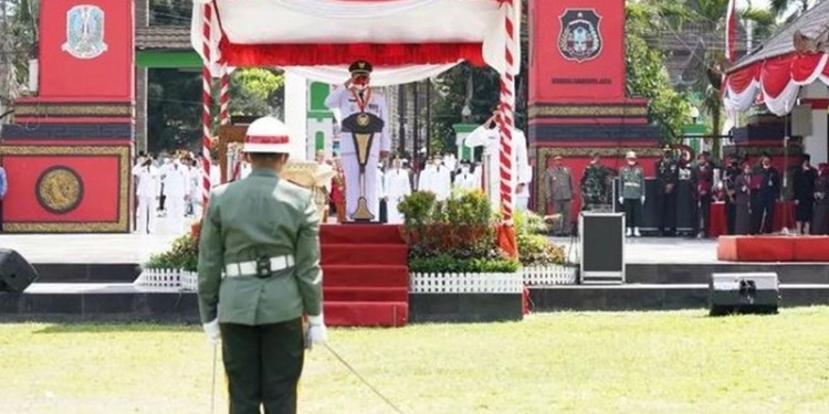 Wali Kota Blitar, Santoso saat menjadi inspektur upacara HUT ke-77 RI di Alun-alun Kota Blitar, Rabu (17/8/2022). (foto: Pemkot Blitar)