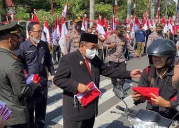 Wali Kota Blitar, Santoso saat membagikan bendera di Jalan Ahmad Yani, Kota Blitar, Senin (15/8/2022). (foto: Pemkot Blitar)