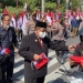 Wali Kota Blitar, Santoso saat membagikan bendera di Jalan Ahmad Yani, Kota Blitar, Senin (15/8/2022). (foto: Pemkot Blitar)