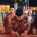 Wali Kota Blitar, Santoso saat menandatangani prasasti RT Keren di Kelurahan Lor, Kota Blitar, Jum'at (19/8/2022). (foto: Pemkot Blitar)