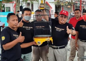 Wali Kota Blitar, Santoso saat menghadiri kejuaraan lomba burung di Pasar Burung Dimoro, Kota Blitar, Minggu (21/8/2022). (foto: IST)