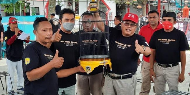 Wali Kota Blitar, Santoso saat menghadiri kejuaraan lomba burung di Pasar Burung Dimoro, Kota Blitar, Minggu (21/8/2022). (foto: IST)