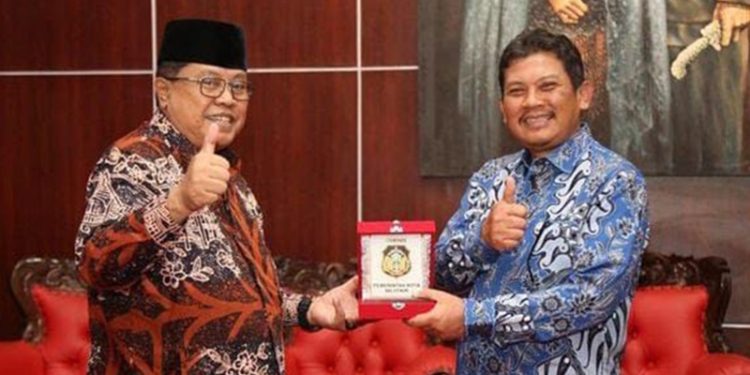 Wali Kota Blitar, Santoso saat menerima penghargaan JKN KIS dari BPJS Kesehatan, Jum'at (19/8/2022). (foto: BPJS Kesehatan)