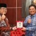 Wali Kota Blitar, Santoso saat menerima penghargaan JKN KIS dari BPJS Kesehatan, Jum'at (19/8/2022). (foto: BPJS Kesehatan)