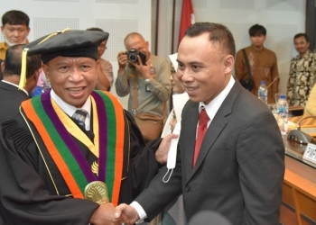 Menpora, Zainudin Amali bersama Funco Tanipu usai pelaksanaan ujian promosi doktor, Selasa (23/8/2022) (istimewa)